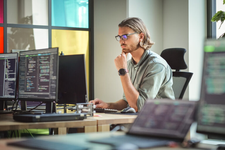 Opdrachtovereenkomst voor 16 uur per week sinds 2009 dienstbetrekking